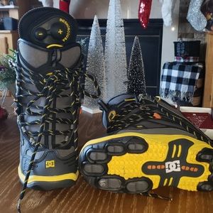 Snowboarding boots